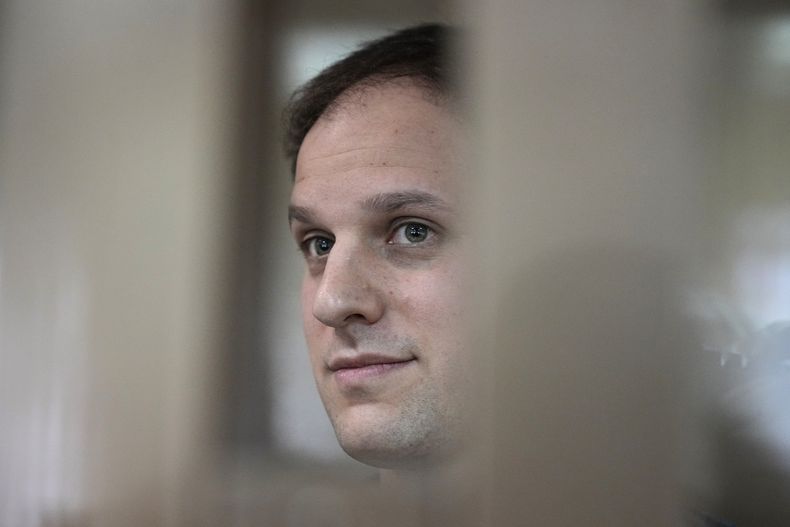 En esta imagen de archivo, el reportero de Wall Street Journal Evan Gershkovich, en un recinto acristalado en una sala del tribunal de la ciudad de Moscú, el 10 de octubre de 2023. (AP Photo/Alexander Zemlianichenko, archivo)