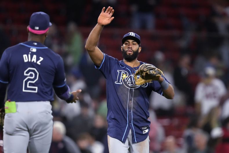 El dominicano de los Rays de Tampa Bay, Amed Rosario (derecha) celebra junto al cubano Yandy Díaz (2) luego de vencer a los Medias Rojas de Boston, en el juego disputado en el Fenway Park, el lunes 13 de mayo de 2024, en Boston. (AP Foto/Charles Krupa)