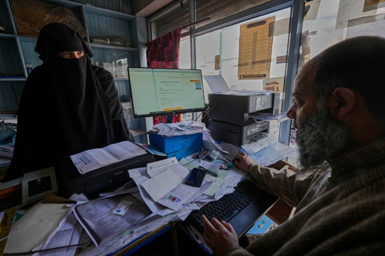 Una mujer musulmana comprueba su registro online en el censo, en un centro de registro en Srinagar, enl la Cachemira controlada por India, el 1 de abril de 2026. (AP Foto/Mukhtar Khan)