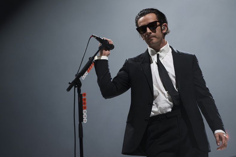 ARCHIVO - Matty Healy, de la banda británica The 1975, actúa en el Festival Musical de Reading, Inglaterra, 28 de agosto de 2022. El gobierno de Malasia ha cancelado un festival musical después que el vocalista de la banda británica The 1975 fustigó las leyes antigay del país y besó a un compañero durante su actuación. (Foto by Scott Garfitt/Invision/AP, file)