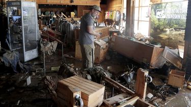 Un empleado revisa los daños en Great Outdoor Provision Co. tras la inundación provocada por la tormenta tropical Chantal, el lunes 7 de julio de 2025, en Chapel Hill, Carolina del Norte. (AP Foto/Chris Seward)