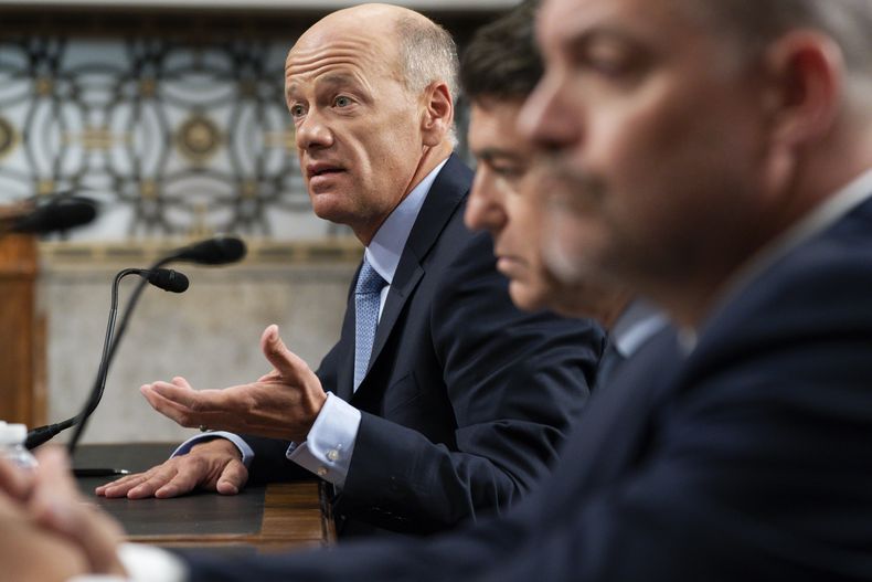 Gregory Becker, exdirector general del banco Silicon Valley, testifica junto a Scott Shay, expresidente y cofundador del Signature Bank, Eric Howell, durante una audiencia ante la Comisión Bancaria del Senado de Estados Unidos, el martes 16 de mayo de 2023, en el Capitolio, en Washington. (AP Foto/Jacquelyn Martin)