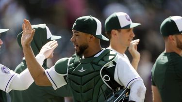 El venezolano Elías Díaz, de los Rockies de Colorado, festeja con sus compañeros tras la victoria sobre los Rojos de Cincinnati, el miércoles 17 de mayo de 2023 (AP Foto/David Zalubowski)