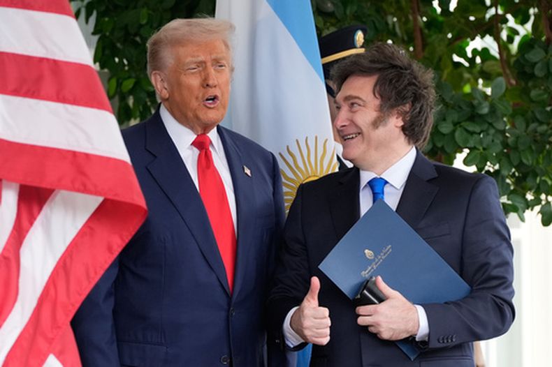 ARCHIVO - El presidente Donald Trump saluda al presidente argentino Javier Milei en la Casa Blanca, el 14 de octubre de 2025, en Washington. (Foto AP/Alex Brandon, Archivo)