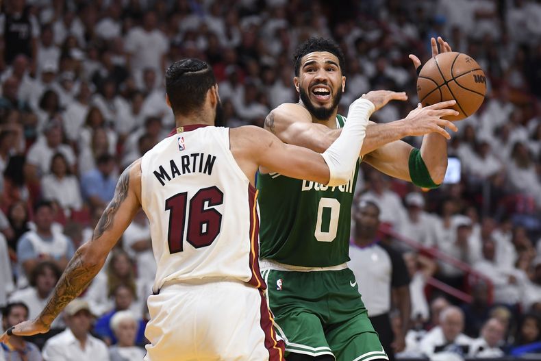 Caleb Martin (16), del Heat de Miami, trata de quitarle el balón a Jayson Tatum (0), de los Celtics de Boston, durante la segunda mitad del Juego 6 de las finales de la Conferencia Este, del baloncesto de la NBA, el sábado 27 de mayo de 2023, en Miami. (AP Foto/Michael Laughlin)