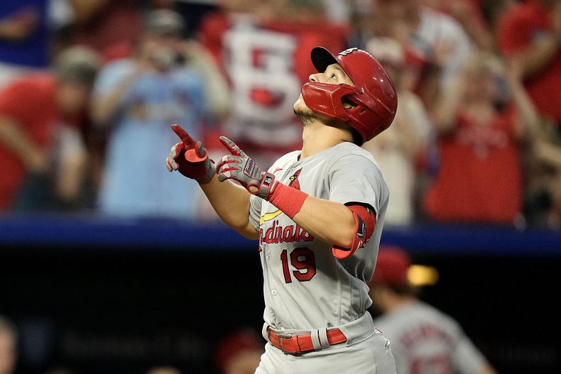 Tommy Edman, de los Cardenales de San Luis, festeja tras batear un jonrón solitario en la octava entrada del juego ante los Reales de Kansas City, el sábado 12 de agosto de 2023 (AP Foto/Charlie Riedel)