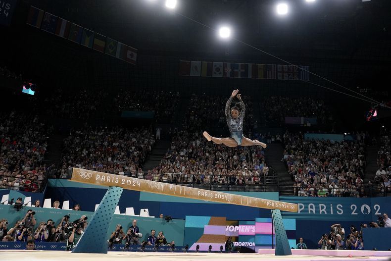 La estadounidense Simone Biles compite en la viga de equilibrio de la gimnasia artística de los Juegos Olímpicos de París, el domingo 28 de julio de 2024. (AP Foto/Charlie Riedel)