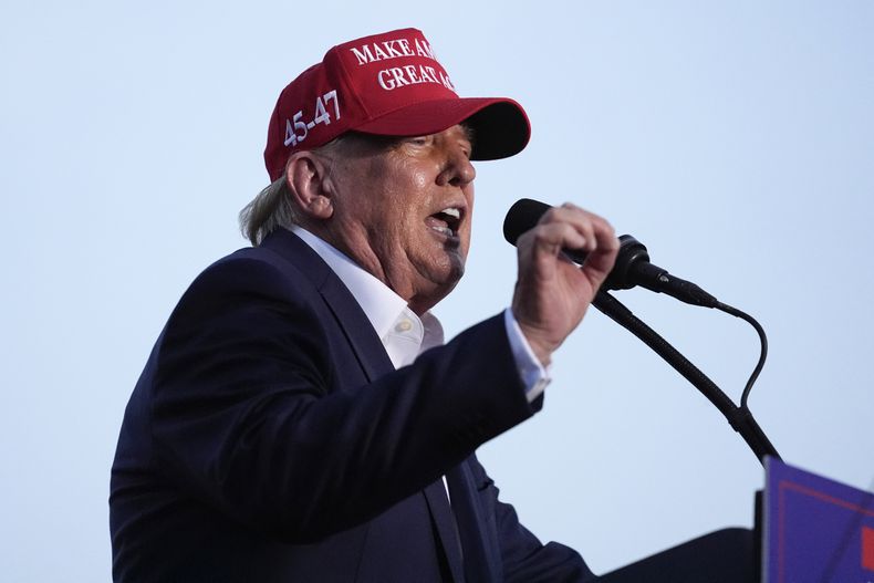 ARCHIVO - El virtual candidato republicano a la presidencia, Donald Trump, habla en un acto de campaña el 9 de julio de 2024, en Doral, Florida. (AP Foto/Rebecca Blackwell, archivo)