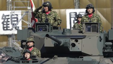 americateve | EN fotograf&iacute;a del 27 de octubre de 2013 un integrante de las Fuerzas terrestres de Autodefensa de Jap&oacute;n sa&ntilde;uda desde un veh&iacute;culo blindado de combate tipo-89 durante un desfile por al d&iacute;a de ese cuerpo en la base de Asaka