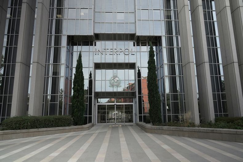 Vista de la entrada de la sede de la agencia policial internacional en Lyon, Francia, el jueves 17 de septiembre de 2026. (AP Foto/John Leicester)