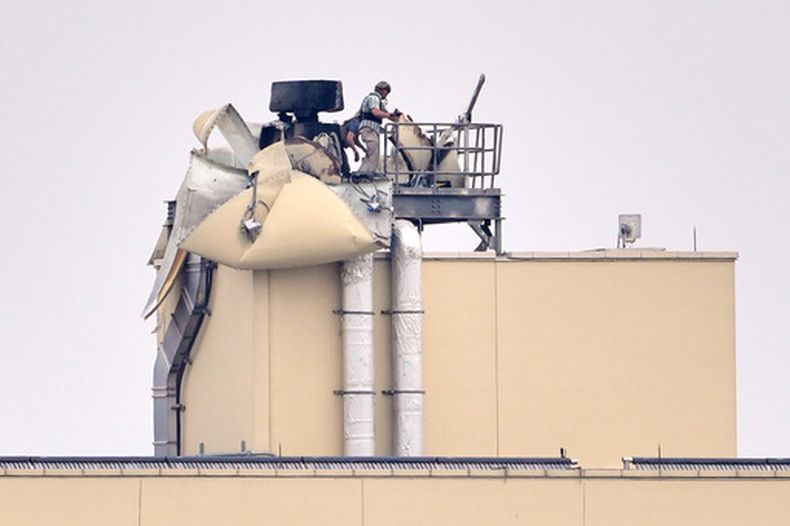 ARCHIVO - Personal de la embajada de EEUU en Irak inspecciona los daños causados por un ataque en Bagdad, el 14 de marzo de 2026. (AP Foto/Hadi Mizban/Archivo)