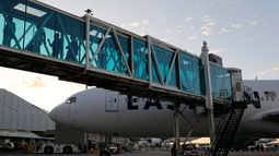 Migrantes venezolanos deportados desembarcan de un vuelo estadounidense en el Aeropuerto Internacional Simón Bolívar de Maiquetía, Venezuela, el miércoles 3 de diciembre de 2025. (Foto AP/Cristian Hernández)