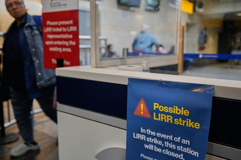 Un letrero advierte a los pasajeros sobre una posible huelga del sistema ferroviario Long Island Rail Road en Penn Station en Nueva York, el jueves 14 de mayo de 2026. (AP Foto/Seth Wenig)
