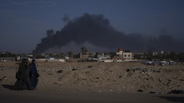 Un grupo de mujeres palestinas que huyeron de la ofensiva terrestre israelí en Jan Yunis y de la campaña aérea en la Franja de Gaza, llegan a Rafah, en el extremo sur del enclave, el 22 de enero de 2024. (AP Foto/Fatima Shbair)