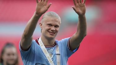 Erling Haaland, del Manchester City, saluda a los fanáticos mientras celebra haber ganado el título de la FA Cup al superar en la final al Manchester United en el estadio Wembley, en Londres, el sábado 3 de junio de 2023. Manchester City ganó 2-1. (AP Foto/Dave Thompson)