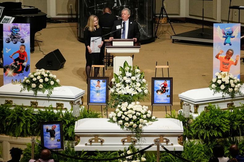 El alcalde de Shreveport, Tom Arceneaux, habla durante el funeral en honor a los ocho niños asesinados en un tiroteo masivo el mes pasado, el sábado 9 de mayo de 2026, en la iglesia baptista Summer Grove en Shreveport, Luisiana. (AP Foto/Gerald Herbert)