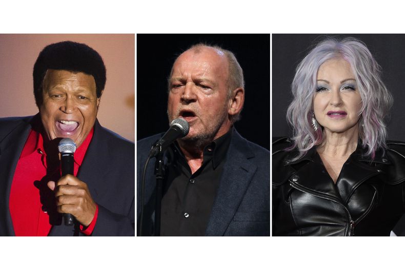 Esta combinación de fotografías muestra a Chubby Checker en la premiación del Salón de la Fama de los Compositores, el 12 de junio en Nueva York, a la izquierda; al cantante británico Joe Cocker, durante un concierto el 5 de agosto de 2011 en Mónaco, al centro; y a Cyndi Lauper, en la premiación de los MTV Video Music Awards, el 12 de septiembre de 2021, en Nueva York. (AP Foto)