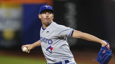 Chris Bassitt, de los Azulejos de Toronto, realiza un lanzamiento en el juego del viernes 2 de junio de 2023, ante los Mets de Nueva York (AP Foto/Frank Franklin II)