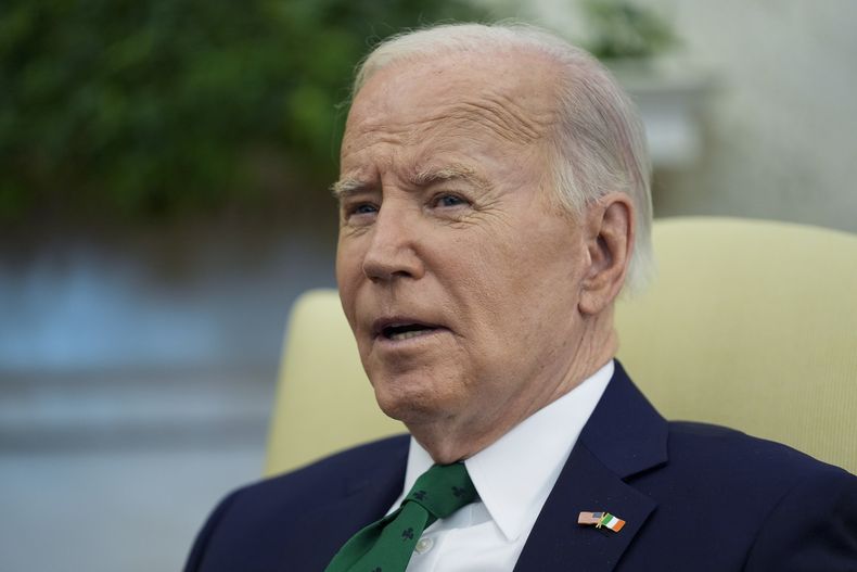 El presidente Joe Biden se reúne con el primer ministro irlandés Leo Varadkar en el Despacho Oval de la Casa Blanca, el viernes 15 de marzo de 2024 en Washington. (AP Foto/Evan Vucci)