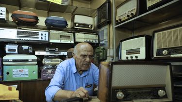 Reza Alimirzaei, de 73 años, que repara y vende radios viejas, trabaja en su tienda en el centro de Teherán, Irán, el miércoles 18 de septiembre de 2024. (Foto AP/Vahid Salemi)