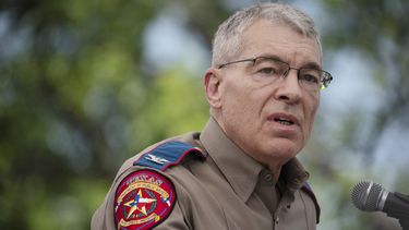 texas: culpan al jefe de la policia escolar de uvalde