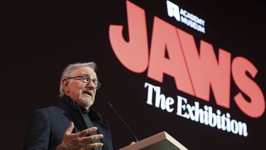 Steven Spielberg, director de la película de 1975 Jaws, se dirige al público durante la visita previa de prensa de en ela exposición del filme el miércoles 10 de septiembre de 2025, en el Museo de la Academia de Cine de Los Ángeles. (Foto AP/Chris Pizzello)
