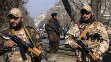 ARCHIVO – Combatientes talibanes montan guardia en Kabul, Afganistán, el 26 de diciembre de 2022. (AP Foto/Ebrahim Noroozi, Archivo)