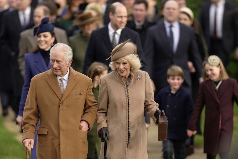 ARCHIVO - El rey Carlos III de Gran Bretaña y la reina Camila llegan a la misa del día de Navidad en la iglesia de Santa María Magdalena en Sandringham en Norfolk, Inglaterra, el lunes 25 de diciembre de 2023. La decisión del rey Carlos III de ser franco sobre su diagnóstico de cáncer ha ayudado al nuevo monarca a conectarse con el pueblo de Reino Unido y ha fortalecido la monarquía en el año transcurrido desde su deslumbrante coronación en la Abadía de Westminster. (Foto AP/Kin Cheung, archivo)