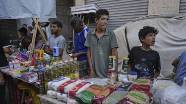 Vendedores palestinos muestran mercancías a la venta en un mercado callejero en Ciudad de Gaza, el miércoles 23 de julio de 2025. (AP Foto/Jehad Alshrafi)