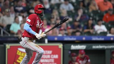 Elly De La Cruz de los Rojos de Cincinnati remolca una carrera en el décimo inning ante los Astros de Houston, el domingo 18 de julio de 2023, en Houston. (AP Foto/David J. Phillip)