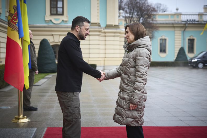 En la imagen, proporcionada por la Oficina Presidencial de Prensa de Ucrania, el presidente ucraniano, Volodymyr Zelenskyy, izquierda, saluda a la presidenta de Moldavia, Maia Sandu, en Kiev, Ucrania, el sábado 25 de enero de 2025. (Oficina Presidencial de Prensa de Ucrania vía AP)