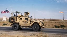 Fuerzas estadounidenses patrullan en campos petroleros en Siria el 28 de octubre del 2019. (AP foto/Baderkhan Ahmad) Fuerzas estadounidenses patrullan en campos petroleros en Siria el 28 de octubre del 2019. (AP foto/Baderkhan Ahmad)