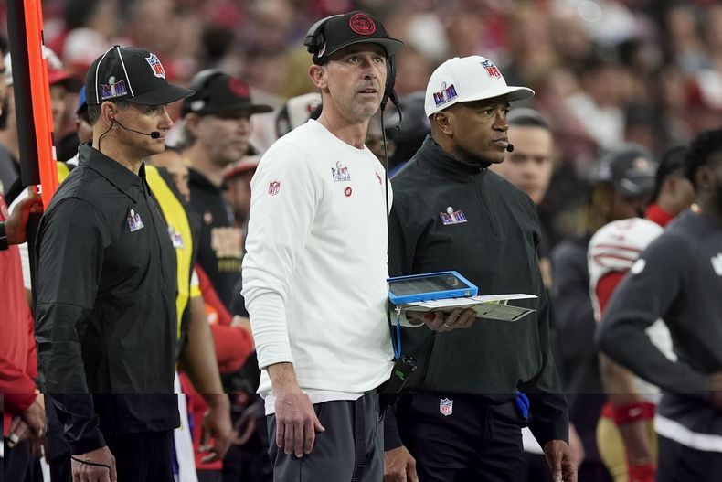 Kyle Shanahan, entrenador en jefe de los 49ers de San Francisco, observa una jugada en contra de los Chiefs de Kansas City durante la primera mitad del Super Bowl 58, el domingo 11 de febrero de 2024, en las Vegas. (AP Foto/George Walker IV)