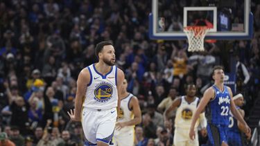 Stephen Curry, de los Warriors de Golden State, festeja luego de atinar un triple en el encuentro ante el Magic de Orlando, el martes 2 de enero de 2024 (AP Foto/Loren Elliott)
