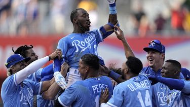 Samad Taylor de los Reales de Kansas City celebra con sus compañeros tras conectar el sencillo de la victoria en la novena entrada en el encuentro ante los Angelinos de Los Ángeles el sábado 17 de junio del 2023. (AP Foto/Charlie Riedel)
