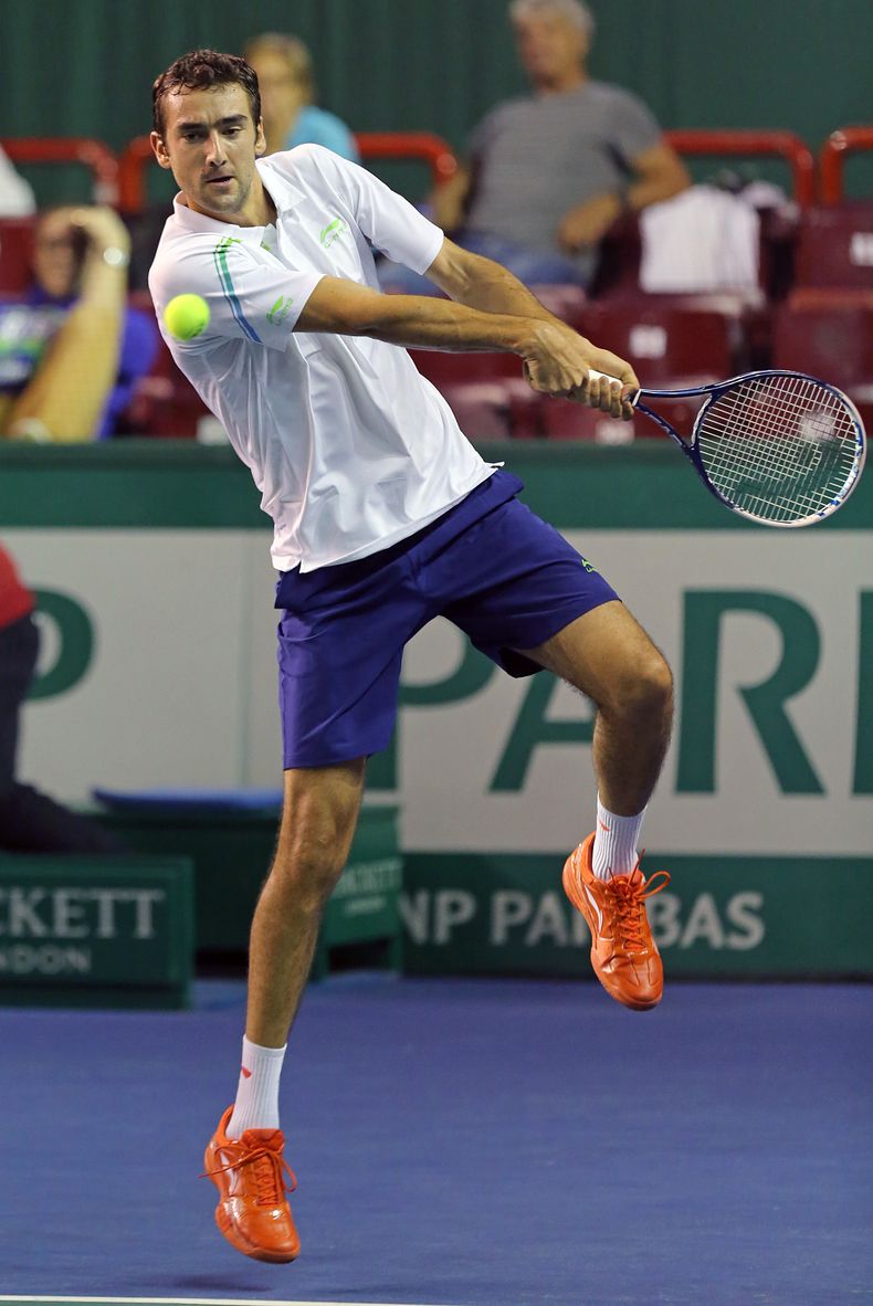El croata Marin Cilic devuelve un env&iacute;o del holand&eacute;s Igor Sijsling en el torneo Masters de Par&iacute;s el 28 de octubre del 2013. (AP Photo/Remy de la Mauviniere)