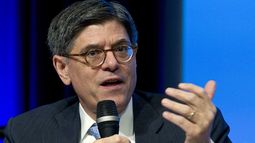 ARCHIVO - El secretario del Tesoro, Jacob Lew, habla en un panel de discusión durante la reunión anual del Banco Mundial/FMI en la sede del FMI en Washington, el 7 de octubre de 2016. El Senado se dispone a debatir el nombramiento de Lew como embajador a Israel, el miércoles 18 de octubre de 2023. (AP Foto/Jose Luis Magana, File)