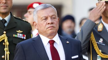 ARCHIVO - El rey Abdalá II bin Al-Hussein de Jordania asiste a una ceremonia militar en Viena, el 25 de octubre de 2021. (AP Foto/Lisa Leutner)