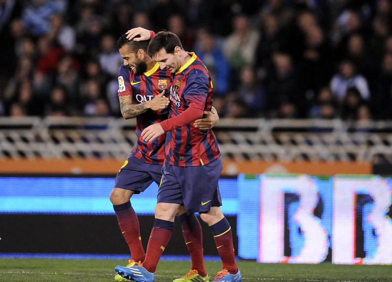 El brasile&ntilde;o Daniel Alves, del Barcelona, felicita a su compa&ntilde;ero, el argentino Lionel Messi, luego de que anot&oacute; un gol ante la Real Sociedad, en las semifinales de la Copa del Rey, el mi&eacute;rcoles 12 de febrero de 2014 (AP Foto/A