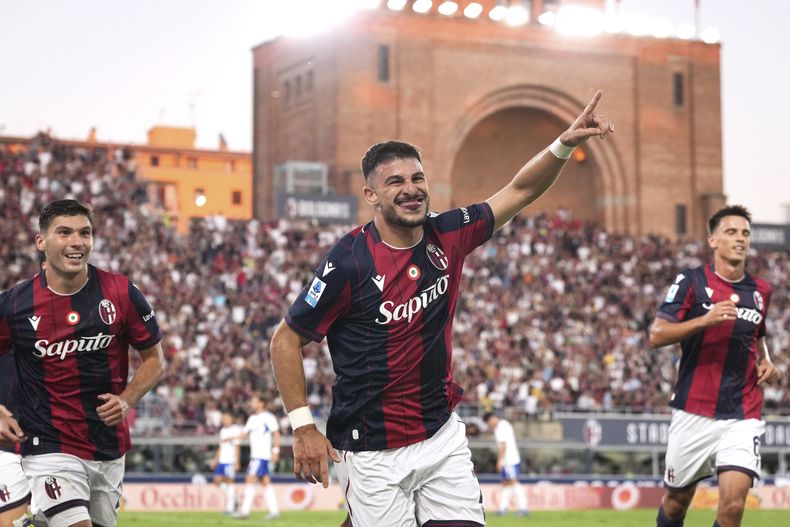 Riccardo Orsolini del Bologna celebra tras abrir el marcador ante el Como en la Serie A el sábado 30 de agosto del 2025. (Massimo Paolone/LaPresse via AP)