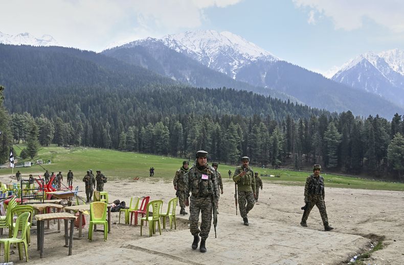 ARCHIVO - Agentes de seguridad de India inspeccionan el lugar donde insurgentes abrieron fuego contra turistas en la víspera, en Pahalgam, en la Cachemira controlada por India, el 23 de abril de 2025. (AP Foto, archivo)