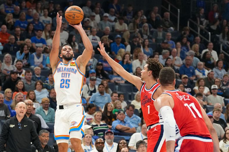 El guardia del Thunder de Oklahoma City, Ajay Mitchell (25), realiza un tiro por encima del guardia de los Clippers de Los Ángeles, Keaton Wagler (1), y del pívot Brook Lopez (11), durante la primera mitad de un partido de básquetbol de la NBA, el domingo 25 de octubre de 2026, en Oklahoma City. (Foto AP/Kyle Phillips)