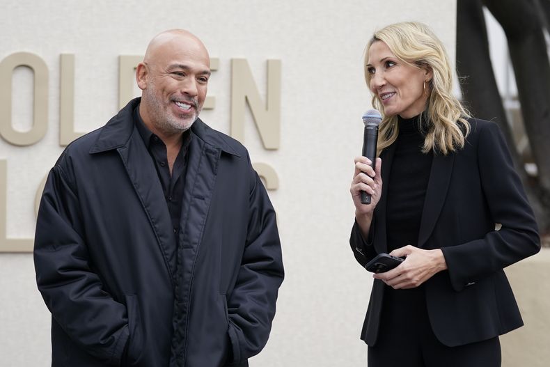 Jo Koy, izquierda, escucha mientras Helen Hoehne habla durante la presentación de prensa de los Globos de Oro en el hotel Beverly Hilton, el jueves 4 de enero de 2024, en Beverly Hills, California. (Foto AP/Ashley Landis)