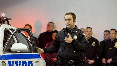Policías de NY llevarán cámaras adheridas a sus uniformes