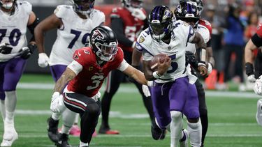 Tyler Huntley (5), quarterback de los Ravens de Baltimore, corre para escapar de Jessie Bates III (3), de los Falcons de Atlanta, durante la primera mitad del partido de la NFL, el domingo 11 de octubre de 2026, en Atlanta. (AP Foto/Erik S. Lesser)