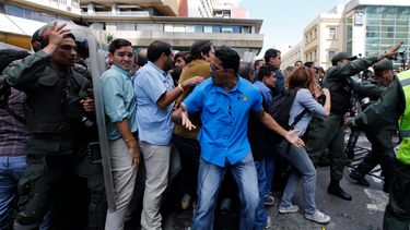 Agreden a diputados opositores en Caracas; hay saqueos