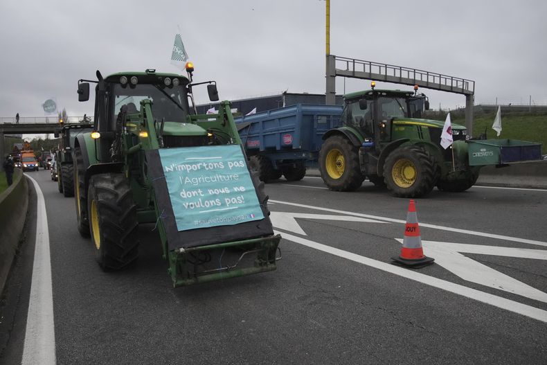 Agricultores bloquean una carretera para protestas el acuerdo entre la UE y el Mercosur, en Velizy-Villacoublay, afuera de París, el 18 de noviembre del 2024. (AP foto/Christophe Ena)