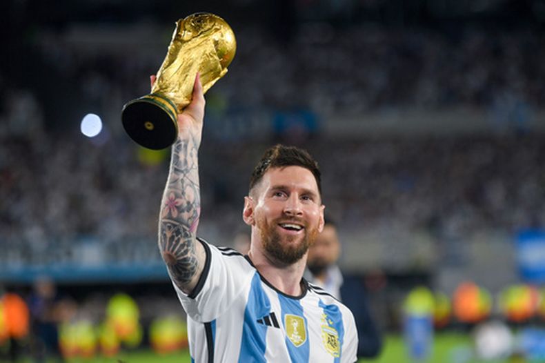 ARCHIVO - El capitán argentino Lionel Messi alza una réplica de la Copa Mundial tras un partido amistoso contra Panamá en Buenos Aires, el 23 de marzo de 2023. (AP Foto/Gustavo Garello)