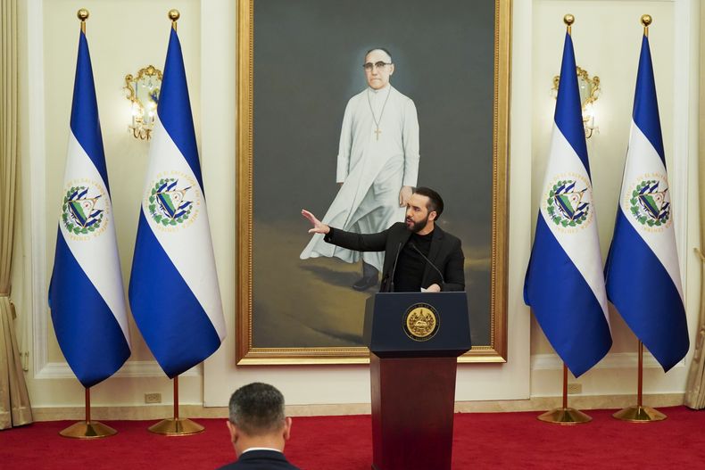 El presidente de El Salvador, Nayib Bukele, en una conferencia de prensa en San Salvador, El Salvador, el martes 14 de enero de 2025. (AP Foto/Salvador Meléndez)