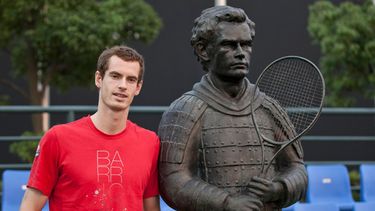 ARCHIVO - Andy Murray, de Gran Bretaña, posa junto a una escultura de un guerrero de terracota inspirada en él, tras presentarla en el torneo de tenis del Másters de Shanghái en Shanghái, China, el martes 11 de octubre de 2011. (Foto AP/Andy Wong, Archivo)
